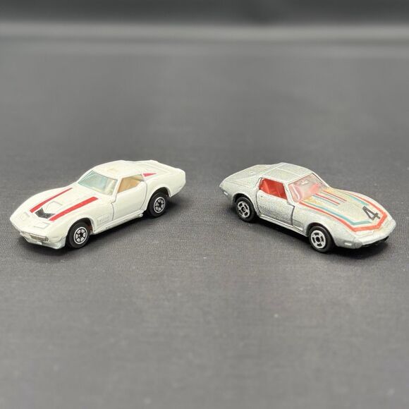 Vintage YatMing 1/64 Diecast Lot of 2 Corvettes – Silver #4 & White Stingray - Picture 2 of 12